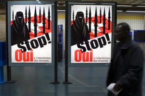 Плакат Швейцарской Народной Партии, призывающий к запрету минаретов