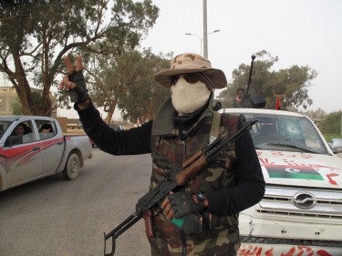 Puesto de control de rebeldes cerca de Bengasi, Libia. Imagen de al-mak, copyright Demotix (03/03/11).