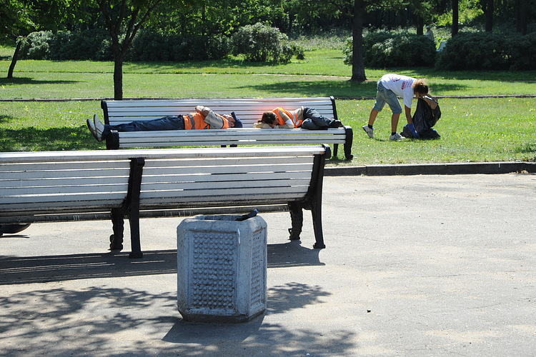 Garbage removal men sleep as bloggers collect rubbish in a St Petersburg park. Photo from blogerprotiv on LiveJournal.